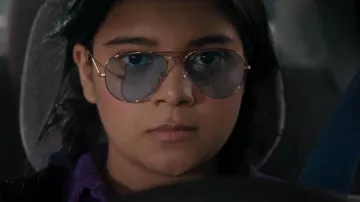 Rayban Aviator usado por Kamala Khan (Iman Vellani) como se ve en Ms. Marvel (S01E01)