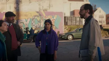 Camiseta púrpura de Zara usada por Kamala Khan (Iman Vellani) como se ve en Ms. Marvel (S01E01)