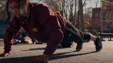 Pantalones de entrenamiento Puma usados por Kamala Khan (Iman Vellani) como se ve en Ms. Marvel (S01E02)
