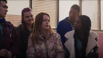 Chaqueta Scotch & Soda Marble Puffer usada por Zoe (Laurel Marsden) como se ve en Ms. Marvel (S01E02)