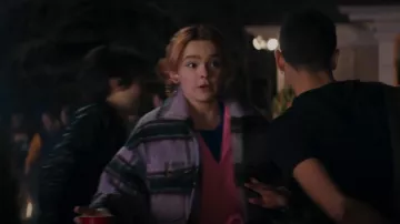 Grey Lab Plaid Shacket porté par Zoe (Laurel Marsden) vu dans Ms. Marvel (S01E02)