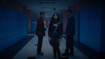 Vans Old Skool usado por Bruno (Matt Lintz) como se ve en Ms. Marvel (S01E06)