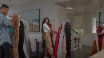 3.1 Phillip Lim Tapered Cargo Pants usados por Layla Keating (Greta Onieogou) como se ve en All American (S05E03)