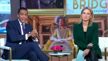 Blazer Zara avec col de smoking porté par Amy Robach vu dans Good Morning America le 25 octobre 2022