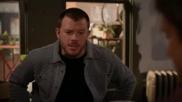 Bandera e himno Alloway Chaqueta de camisa acolchada usada por Connor (Jimmy Tatro) como se ve en Economía doméstica (S03E06)