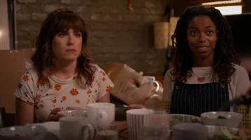 T-shirt fleuri Rag & Bone All Over porté par Marina (Karla Souza) vu dans Home Economics (S03E06)