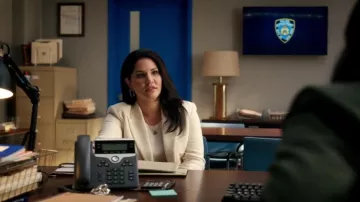 L’Agence Kenzie Blazer porté par l’officier Brandy Quinlan (Olivia Luccardi) vu dans l’est de New York (S01E02)