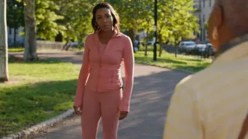 Lululemon To Be Bra usado por la inspectora adjunta Regina Haywood (Amanda Warren) visto en East New York (S01E04)