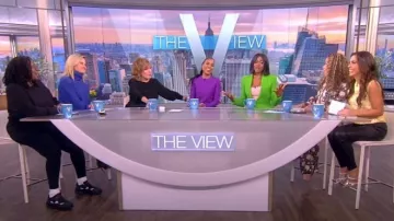 Mulas de PVC embellecidas de Mach y Mach usadas por Alyssa Farah como se ve en The View el 26 de octubre de 2022