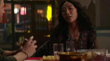 Sandro Robe courte à imprimé floral multicolore portée par Nicky Shen (Olivia Liang) vue dans Kung Fu (S03E01)