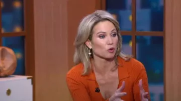 Accesorio Concierge Gold Starlight Hoops usados por Amy Robach como se ve en Good Morning America el 26 de octubre de 2022