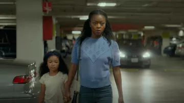 French Connection Karla Suéter usado por Zora Wheeler (Danielle Deadwyler) como se ve en From Scratch (S01E07)