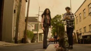 Levi's 70's Flare Jeans usados por Jojo Fleites como se ve en The Winchesters (S01E01)
