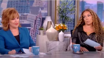 Altuzarra Lydia Lambskin Leather Shirtdress porté par Sunny Hostin comme vu dans The View le 27 octobre 2022
