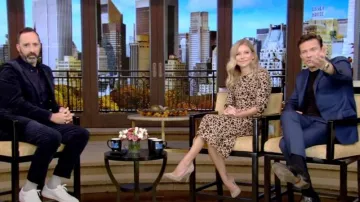 Reformation Port Print Vestido Midi de manga larga usado por Kelly Ripa como se ve en LIVE with Kelly and Ryan el 26 de octubre de 2022