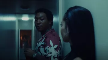 Chemise en soie imprimée lapin Amiri Playboy portée par le chanteur de gospel (Labrinth) comme on le voit dans Euphoria (S02E01)