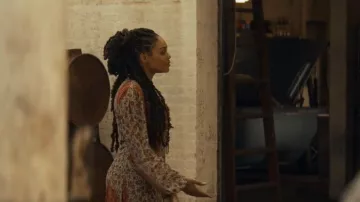 Polo Ralph Lauren Patchwork Vestido con estampado floral usado por Ada Monroe (Demetria McKinney) como se ve en The Winchesters (S01E02)