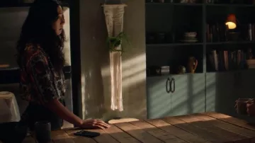 Sandro Sintra T-shirt imprimé porté par Nicky Shen Olivia Liang vu dans Kung Fu (S03E02)