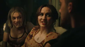 Los joyeros El collar de medallón de corazón de hojaldre grabado a mano usado por Lexi Howard (Maude Apatow) como se ve en Euphoria (S02E01)