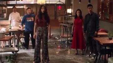 Sandro Flowing Baroque Pantalon porté par Nicky Shen (Olivia Liang) comme on le voit dans les tenues de la série télévisée Kung Fu (saison 3 épisode 4)