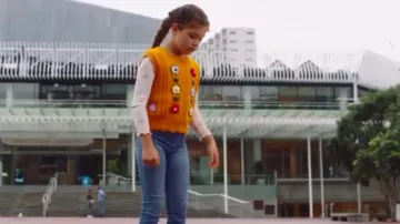 Zara Flo­ral Vest worn by Millie as seen in My Life Is Murder (S03E08)