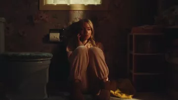 Fiorucci Icon Angels Hoodie en rosa polvoriento usada por Cassie Howard (Sydney Sweeney) como se ve en Euphoria (S02E02)
