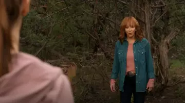 Atm Anthony Thomas Melillo Destroyed Wash Tee porté par Sunny Barnes (Reba McEntire) vu dans Big Sky (S03E06)