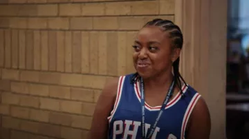 Maillot Nike James Harden porté par Janine Teagues (Quinta Brunson) vu dans Abbott Elementary (S02E06)