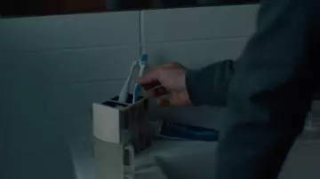 El perfume L'eau d'Issey de Issey Miyake en el baño de Kevin (Jonathan Groff) en la serie de televisión Looking