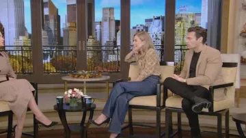 Gianvito Rossi Suede Point-Toe Pump usado por Kelly Ripa como se ve en LIVE with Kelly and Ryan el 28 de octubre de 2022