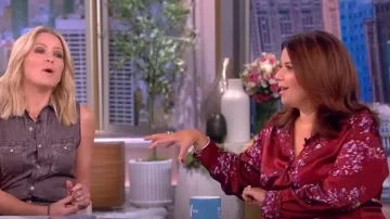Vince Forsythia Robe à imprimé floral portée par Ana Navarro vue dans The View le 28 octobre 2022