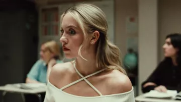 Wayf Deena Off the Shoulder Rib Knit Crop Top usado por Cassie Howard (Sydney Sweeney) como se ve en Euphoria (S02E02)