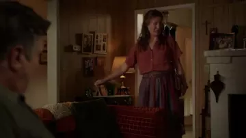 Chemise de camp à manches bouffantes en soie Madewell portée par Mary Cooper (Zoe Perry) vue dans Young Sheldon (S06E05)
