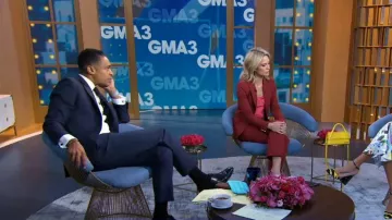 Pantalon Derek Lam 10 Crosby Button Cropped Flare porté par Amy Robach vu dans Good Morning America le 28 octobre 2022