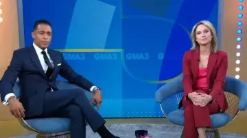 Kendra Scott Butterfly 14k Rose Gold Pendant Collar usado por Amy Robach como se ve en Good Morning America el 28 de octubre de 2022