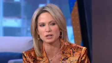 Kendra Scott Butterfly 14k Rose Gold Pendant Collar usado por Amy Robach como se ve en Good Morning America el 28 de octubre de 2022