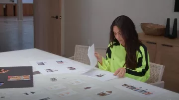 Balenciaga Manga Larga Top usado por Kim Kardashian como se ve en The Kardashians (S02E02)