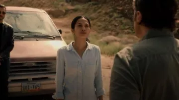 Rails Ellis Gauze Camisa usada por Thony (Elodie Yung) como se ve en The Cleaning Lady (S02E06)