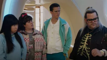 New Girl Order Curve Oversized Fleece Shirt usada por Sarah (Daisy May Cooper) como se ve en Avenue 5 (S02E01)