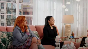 Karen Millen Blazer de botón dorado de cuero usado por Sarah (Daisy May Cooper) como se ve en Avenue 5 (S02E02)