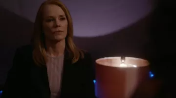 Teoría Etiennette Blazer In Good Wool usado por Catherine Willows (Marg Helgenberger) como se ve en CSI: Vegas (S02E05)