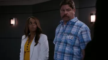 Karl Lagerfeld Paris V-Neck Scallop Edge Rib Knit Top usado por Maxine Roby (Paula Newsome) como se ve en CSI: Vegas (S02E05)