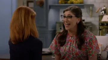 Banjanan Joyful Top en Bonbon floral mélodique porté par Kat (Mayim Bialik) comme on le voit dans Call Me Kat (S03E05)