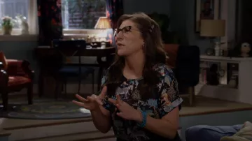 Varga Zoo Party Top porté par Kat (Mayim Bialik) comme on le voit dans Call Me Kat (S03E05)