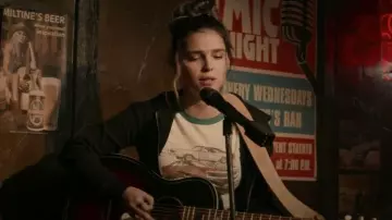 Camiseta Classicrockcouture Muscle Car usada por Sarah Cushing (Inde Navarrette) como se ve en Superman & Lois (S02E12)