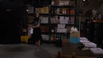 Golden Goose Zebra High Top Sneakers portées par Kat (Mayim Bialik) comme on le voit dans Call Me Kat (S03E05)