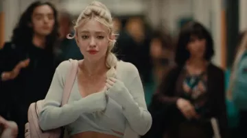 ASTR el suéter de envoltura de etiqueta usado por Cassie Howard (Sydney Sweeney) como se ve en Euphoria (S02E03)