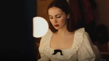 Miu Miu Cropped Popeline Top, porté par Lexi Howard (Maude Apatow) dans Euphoria (S02E03)