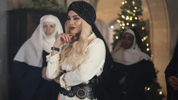 Cinturón sin tirantes de cuero calado de Stacy (Vanessa Hudgens) en The Princess of Chicago: In Search of the Star