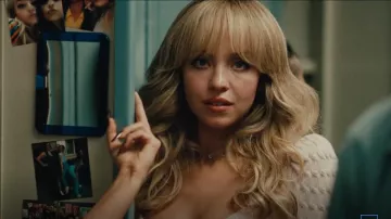 Suéter recortado LPA Soren usado por Cassie Howard (Sydney Sweeney) como se ve en Euphoria (S02E03)